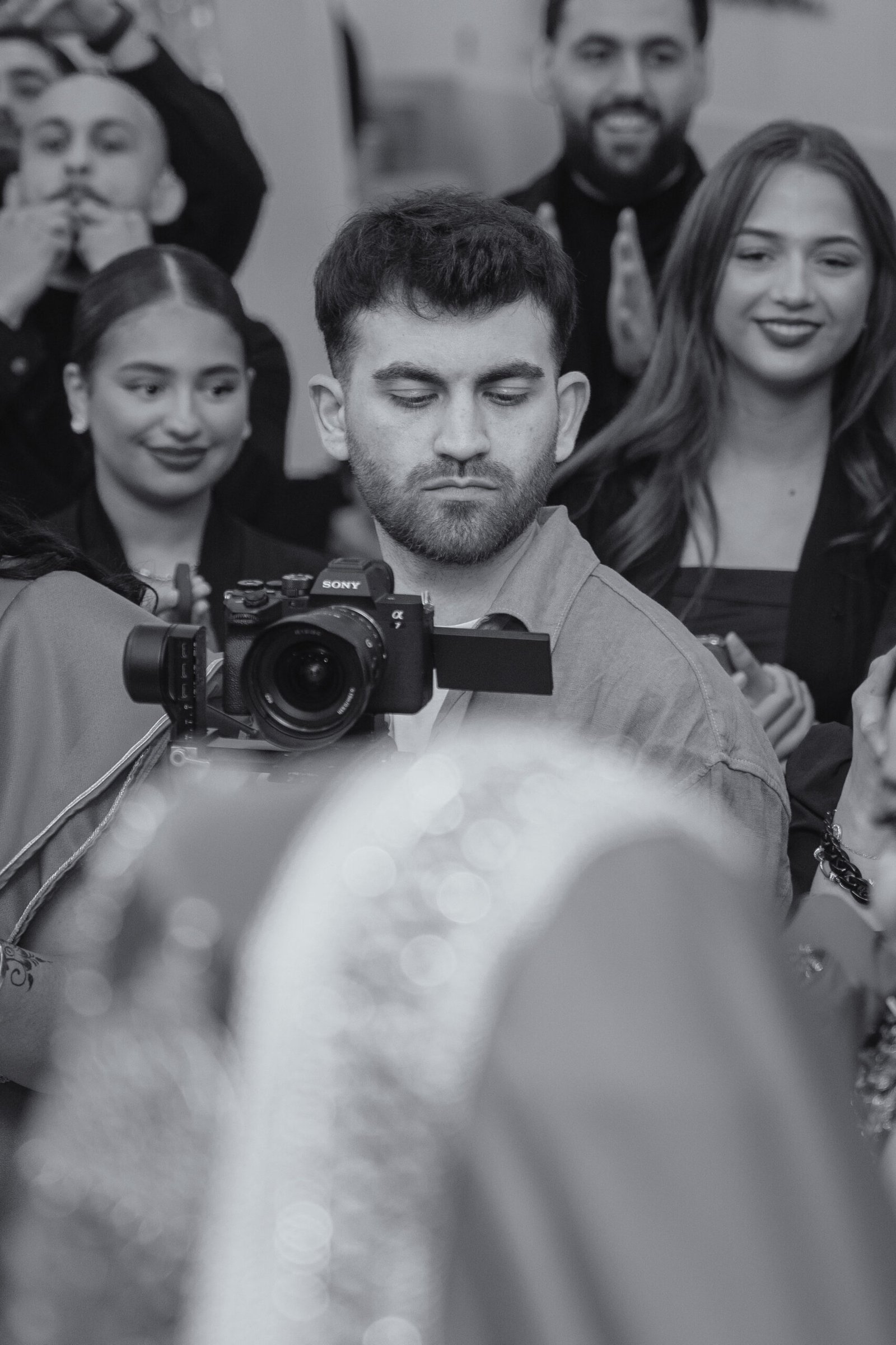 Emre Agdaci, wedding photographer in Belgium, behind his camera at a wedding